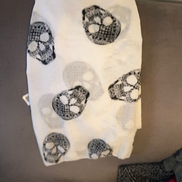 H&M Skull Scarf wrap around.. 75x15 1/2 - Picture 7 of 9